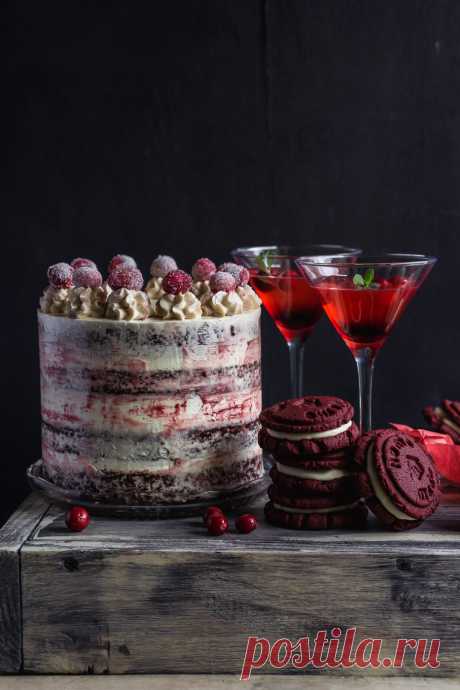 Торт "Красный бархат" - RU Chocolate Chalk Если спросить у кого-нибудь, какой самый эффектный торт из всех, наверняка одним из популярных ответов будет «Красный бархат». Яркие красные бисквиты, контрастирующие со снежно-белым кремом никого не оставляют равнодушным! Зачастую, однако, бисквиты на вкус недостаточно выразительны, ведь изначально «Красный бархат» — шоколадный торт, но часто количеством какао-порошка пренебрегают в гонке за ярким и насыщенным цветом...Read More »