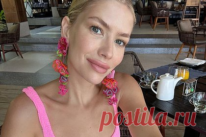 Модель Перминова снялась в откровенном наряде. Жена российского бизнесмена и миллиардера Александра Лебедева, модель Елена Перминова снялась в откровенном образе. 37-летняя манекенщица предстала на фоне бассейна в коротких шортах мятного оттенка и розовом бюстгальтере на тонких бретелях. При этом на размещенном снимке модель продемонстрировала подтянутое тело.