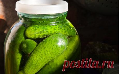 Paprastai rauginti agurkai žiemai Labai paprastas ir visada pavykstantis bei greitas raugintų agurkų receptas. Jau daug metų pagal jį gaminu ir geresnio dar neradau. Tik druską būtinai naudokite paprastą rupią ir jokiu būdu ne juoduotą, nes kitaip agurkai gali gautis minkšti arba prėski. Ingredientai: 3 litrų talpos