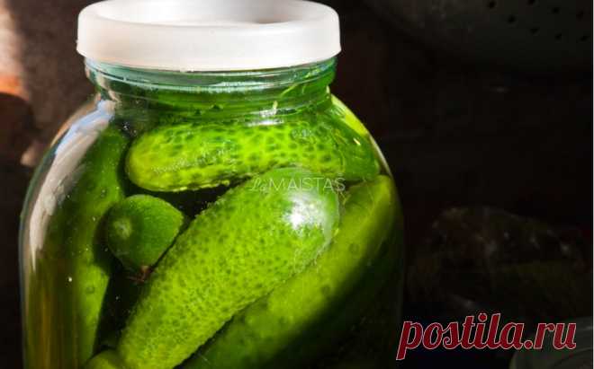 Paprastai rauginti agurkai žiemai Labai paprastas ir visada pavykstantis bei greitas raugintų agurkų receptas. Jau daug metų pagal jį gaminu ir geresnio dar neradau. Tik druską būtinai naudokite paprastą rupią ir jokiu būdu ne juoduotą, nes kitaip agurkai gali gautis minkšti arba prėski. Ingredientai: 3 litrų talpos
