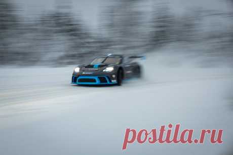 View Photos of the Porsche 718 Cayman GT4 E-Performance