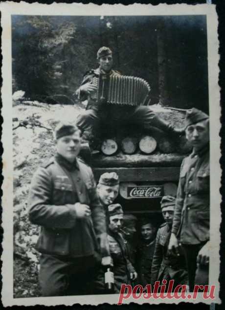 Жаргонные слова и выражения немецких солдат 

Alte Hase - "старый заяц " - старый солдат; 
Alter Kämpfer - "старый боец" - ветеран; 
Alte Knochen - "старые кости" - ветеран; 
Alter - "старик" - старший член группы; 
Alter Mann - "старик" - мясные консервы (из-за изображения на банке); 
Angewärmte Leiche - "тёплый труп " - близкий к изнеможению, может быть из-за ранения; 
Auffallen – поражать, удивлять; 
Ausplundern - мародерство, грабёж; 
Baden gehen - "сходить поплавать "...