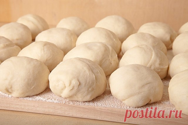 7 видов теста, которые обязательно стоит научиться готовить
Должна знать каждая хозяйка

1. Тесто для пиццы

Попробуйте приготовить вкусную и ароматную пиццу на тонком хрустящем корже — вы удивитесь, как это просто. Но для начала запомните несколько базовых правил:
Обязательно просеивайте муку — это насытит ее кислородом и сделает тесто мягким и воздушным.
Для теста используйте только качественные дрожжи, иначе тесто плохо поднимется и будет иметь неприятный пивной запах.
...