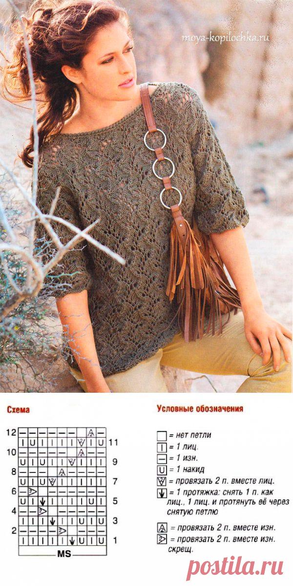 Пуловер спицами с вырезом лодочка волнистым ажурным узором