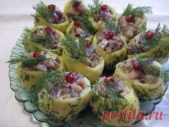 Закуска из селедки и картошки
Классическое сочетание – селедка с картошкой, может стать украшением любого праздничного стола, если вкдючить фантазию и красиво его подать. Притом, что приготовить это блюдо очень просто, разве, что трудность вызывает разделывание селедки, однако если купить уже готовую селедку в баночках, то и эта проблема отпадет.
Ингредиенты и способ приготовления смотрите на нашем сайте http://quharka.ru/recipes/100129/zakuska-iz-seledki-i-kartoshki.html?t=2005