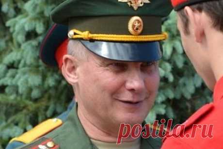 «Доброго военкома» из мемов назначат вице-премьером российского региона. Полковник Николай Захаров из вирусного мема о добром военкоме станет зампредом правительства Забайкалья по гражданской обороне и чрезвычайным ситуациям (ГО и ЧС). В эту должность он вступит 15 января. В 2010-е годы фотография Захарова попала в мемы о военкоме, который звал молодых людей на службу в армии.