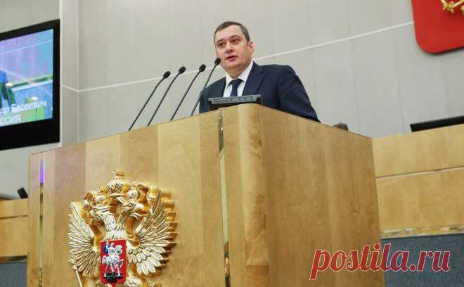 Хинштейн раскритиковал мэра Пензы за слова о некрополях на стенах школ. Пензенский мэр Басенко предложил пока не вешать таблички в память о погибших участниках спецоперации в школах, чтобы не создавать некрополи. Депутат Хинштейн его позицию раскритиковал, Милонов поддержал