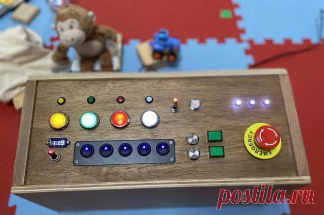 Электронный бизиборд - игрушка для детей Бизиборд (от англ. busy board, занимательная доска) – это доска с различными элементами для развития мелкой моторики и мышления ребенка. Главная задача бизиборда – предоставление ребенку интересных и безопасных объектов для самостоятельного исследования.Обычно бизиборд делается из различных