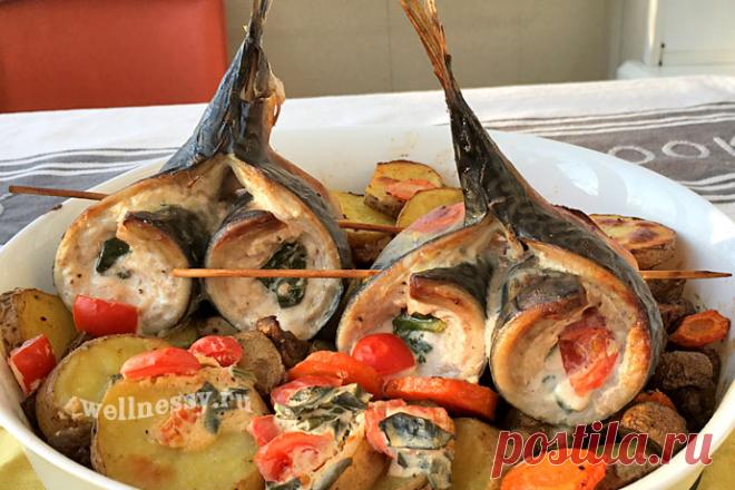 Фаршированная скумбрия овощами в духовке: как приготовить пошагово Кто хоть раз пробовал запеченную скумбрию, будет готовить её всегда. Нежное жирное мясо рыбы с насыщенным вкусом особенно оценят гурманы. Самый простой