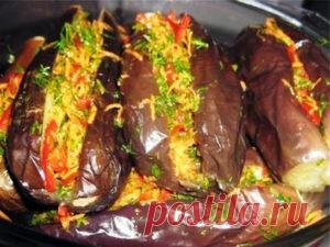 Баклажаны фаршированные овощами Представляем Вашему вниманию рецепт отличной закуски – баклажаны, фаршированные овощами. Прекрасное легкое блюдо, которое особенно пригодится летом, когда овощи, включая баклажаны, находятся в изобилии.  К тому же, баклажан – овощ весьма полезный и диетический, он содержит большое количество клетчатки, различных витаминов и полезных веществ, а калорий в нем совсем не много – 28 ккал на 100 грамм.