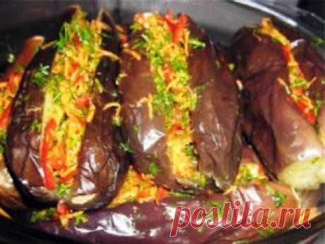 Баклажаны фаршированные овощами Представляем Вашему вниманию рецепт отличной закуски – баклажаны, фаршированные овощами. Прекрасное легкое блюдо, которое особенно пригодится летом, когда овощи, включая баклажаны, находятся в изобилии.  К тому же, баклажан – овощ весьма полезный и диетический, он содержит большое количество клетчатки, различных витаминов и полезных веществ, а калорий в нем совсем не много – 28 ккал на 100 грамм.