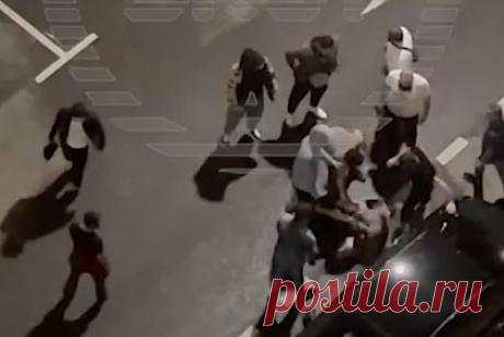 Разъяренная толпа избила заподозренного в педофилии россиянина и попала на видео. В Ленинском городском округе Подмосковья разъяренная толпа избила мужчину, заподозренного в педофилии. Конфликт произошел в жилищном комплексе «Пригород Лесное» в деревне Мисайлово. Как рассказали очевидцы, в какой-то момент количество нападавших достигло 30 человек. До приезда полиции большая часть из них разошлась.