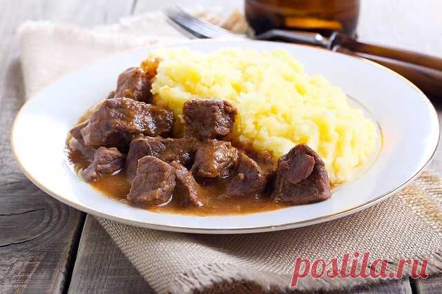 Гуляш с подливой и картофельным пюре из детства

Рецептов гуляша и картофельного пюре много, но я хочу предложить вам свой вариант. Когда мои дети были маленькие, они часто просили: 