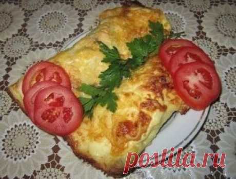 Яичные блинчики с курицей и грибами
Сегодня приготовила эту вкуснятину, и решила сразу поделиться с вами, поварята! А знаете, в чём огромный плюс этого рецепта? Курицу для начинки предварительно ни обжаривать, ни варить не надо! Здесь всё легко! А в итоге получаются сочные блинчики с насыщенным вкусом! Пишу, аж слюнки текут.
Ингредиенты 4 порции
Яйцо куриное 4 штуки
Мука пшеничная 1 столовая лож