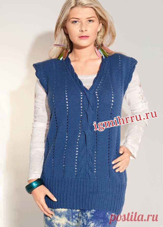 Для полных дам. Синий жилет с центральной «косой» и дорожками ажурных узоров. Вязание спицами