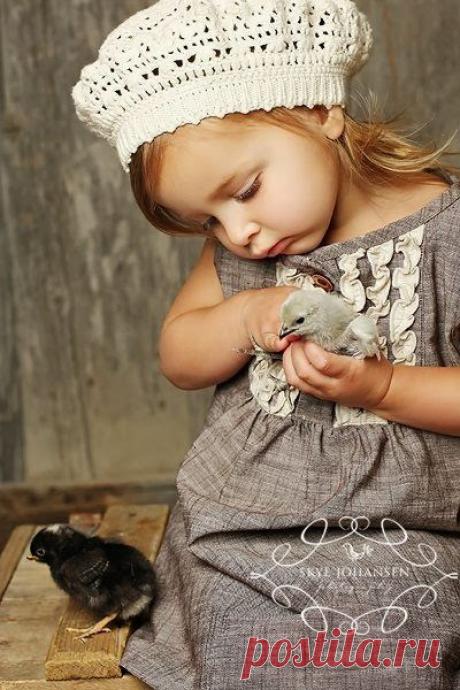 малышка и цыплята :)