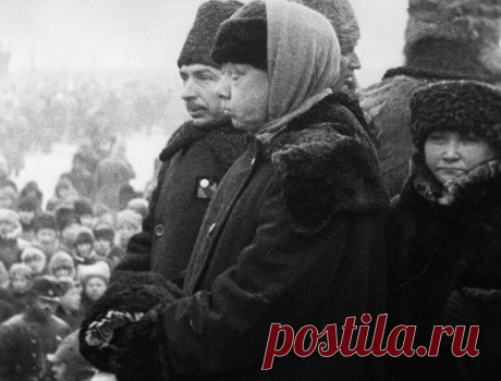 Что изъяли из квартиры Надежды Крупской при обыске после ее смерти На своем веку Крупская пережила немало обысков, причем как при царском режиме, так и при советской власти. Очередной обыск был устроен на квартире и даче Надежды Константиновны даже после ее смерти. Что же искали, что нашли и что изъяли у покойной жены «вождя пролетариата»?