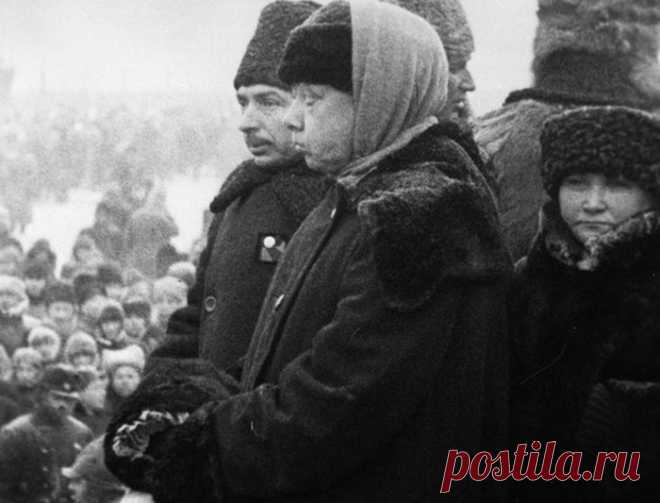 Что изъяли из квартиры Надежды Крупской при обыске после ее смерти На своем веку Крупская пережила немало обысков, причем как при царском режиме, так и при советской власти. Очередной обыск был устроен на квартире и даче Надежды Константиновны даже после ее смерти. Что же искали, что нашли и что изъяли у покойной жены «вождя пролетариата»?