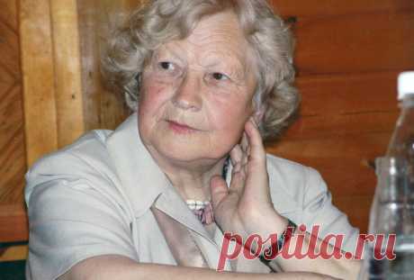 На что способны бабушки? А прабабушки?: 
Шестилетняя Уля пытается разобраться в родословной. Тёти, дяди, бабушки, прабабушки… 
Не на все свои вопросы получила удовлетворительный ответ.
– Как всё запущено, – вздохнула мудрая Уля.