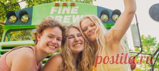 Все чаще женщины, узнающие о неверности партнера, начинают не ненавидеть соперниц или мстить им, а поддерживать друг друга. Иногда их общение перерастает в большую и крепкую дружбу, как и у героинь этой истории. #психологияотношений #мужчинаиженщина #измена #интереснознать