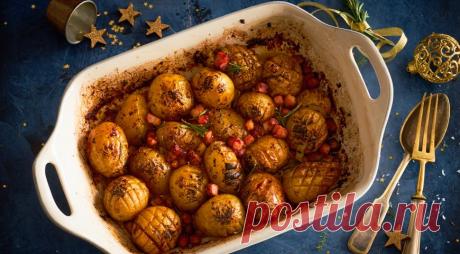 Картофель с грудинкой, паприкой и розмарином - ПУТЕШЕСТВУЙ ПО САЙТУ. Это не просто гарнир, а вполне самодостаточное второе блюдо. Но любой птице он пойдет только на пользу. ИНГРЕДИЕНТЫ 1,2 кг некрупного картофеля 300–400 г копчено-вареной грудинки 4 луковицы шалота 3 веточки розмарина 70 г топленого масла 1 ст. л. сладкой молотой паприки соль ПОШАГОВЫЙ РЕЦЕПТ ПРИГОТОВЛЕНИЯ Шаг 1 Вымойте картофель щеткой […]