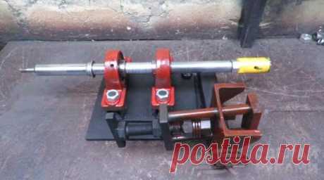 Как сделать мини станочек для вырезания седловин - Самоделкино - медиаплатформа МирТесен В данном обзоре автор поделится идеей, как сделать своими руками небольшой станочек, с помощью которого можно будет вырезать седловины в круглых и профильных трубах. Первым делом необходимо будет извлечь шток из гильзы автомобильного амортизатора. Без болгарки с отрезным диском тут не обойтись, и