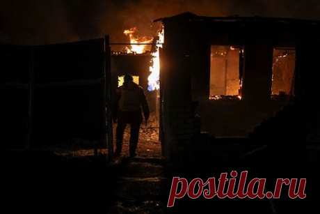 Названа причина мощного пожара в Харькове. Причиной мощного пожара, произошедшего в Харькове, стало поражение российскими снарядами нефтебазы, где хранилось дизельное топливо. Об этом заявил начальник Следственного управления (СУ) городской полиции Сергей Болвинов. Были были повреждены емкости, где хранилось горючее. Огонь перекинулся на частный сектор.