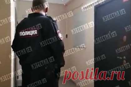 Россиянка тайком передала доставщику роллов записку с просьбой о помощи. Россиянка при оплате заказа тайком передала доставщику роллов записку с просьбой о помощи. Инцидент произошел 22 июля в доме на улице Чистопольской в Казани. Во время оплаты заказа женщина передала курьеру записку, в которой сообщила, что ее удерживают в доме и угрожают пистолетом.