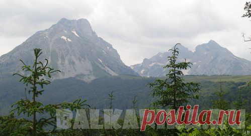 Горы Черногории | Балканика.ру
А вы любите горы? Или, может, боитесь их?! Или они вам безразличны?!

Знаю абсолютно точно, родившиеся в горах просто не обращают на них никакого внимания, и уж наверняка не понимают, что такого красивого в них видят некоторые туристы. Для горцев это такой же ежедневный пейзаж, как для многих из нас серая пятиэтажка напротив, предательски открывающая в своих окнах всю подноготную чужой жизни.