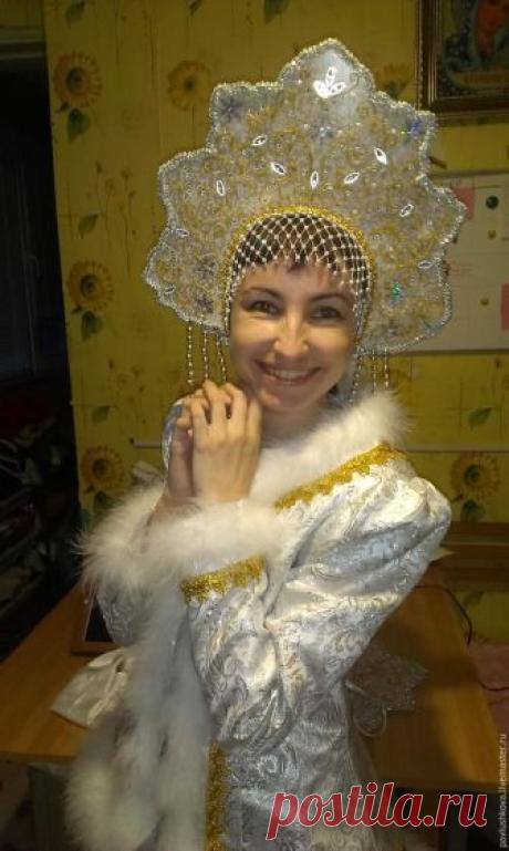 Шьем кокошник для Снегурочки Давно назревал мастер-класс по нашему прозрачному кокошнику... и назрел! Пусть это будет подарком всем мастерицам перед Новым годом! Мастер-класс участвует в конкурсе «Русский стиль 2015».