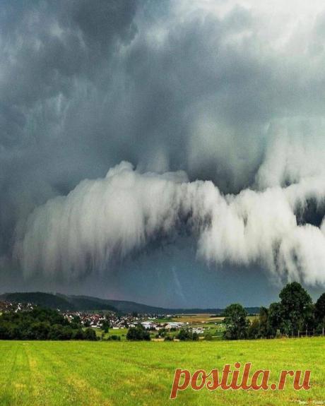 Красивое природное явление - падающие облака
