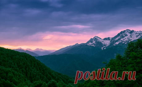 Закат после грозы. Вершины Кавказского государственного природного биосферного заповедника. Автор фото — Сергей Архипов: nat-geo.ru/photo/user/302906/