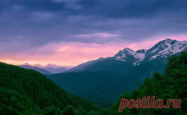 Закат после грозы. Вершины Кавказского государственного природного биосферного заповедника. Автор фото — Сергей Архипов: nat-geo.ru/photo/user/302906/