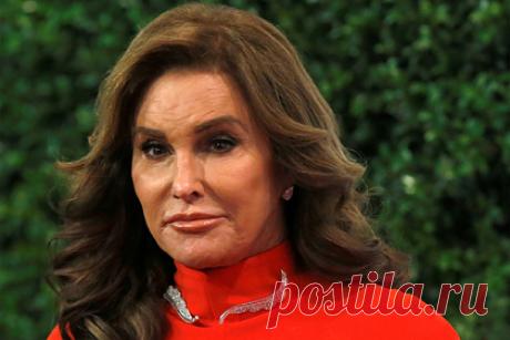 Сменившую пол мачеху Ким Кардашьян выгнали из ресторана из-за постыдного наряда. Трансгендерная мачеха Ким Кардашьян Кейтлин Дженнер, до смены пола известная как Брюс Дженнер, не смогла попасть в ресторан из-за постыдного наряда. Она отправилась в Beverly Hills Hotel в джинсах с дырой. По словам женщины, сотрудники не пустили ее в заведение, поскольку ее одежда нарушала дресс-код.