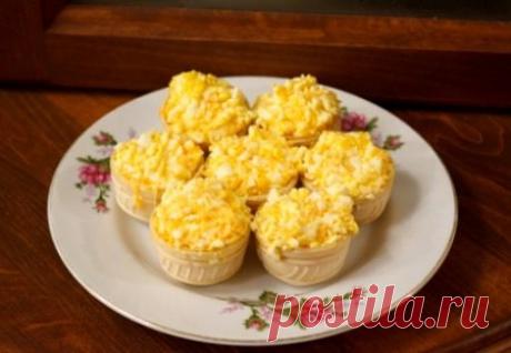 Салат "Огонек" 
 
Ингредиенты 
-Сыр плавленый — 3 шт. 
-Яйцо — 5 шт. 
-Морковь — 1 шт. 
-Майонез 
-Соль, перец 
-Тарталетки — 15 шт. 
-Чеснок — 2 зубчика 

Приготовление
Морковь чистим, трем на средней терке. 
Плавленный сыр кладем в морозильник на минут 10-15, достаем и натираем на крупной терке. 
Яйца отвариваем и мелко режем. 
Смешиваем морковь, яйца, плавленный сыр . Заправляем майонезом, добавляем пропущенный через пресс чеснок, соль, перец. Хорошо перемешиваем и запо...