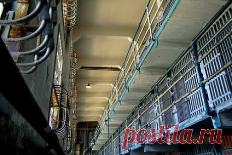 США разблокировали активы Ирана в обмен на пятерых заключенных. США разблокировали в рамках соглашения об обмене заключенными активы Ирана в размере шести миллиардов долларов, которые удерживались в Южной Корее. Вскоре деньги будут переконвертированы из южнокорейской валюты в евро и переведены на счета шести иранских банков в Катаре. Деньги потратят на покупку несанкционных товаров