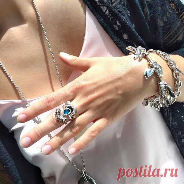 В настоящее время бижутерия и украшения от современного магазина «EspanaMe» способны украсить каждую девушку, которая желает выглядеть стильно и красиво. Данный проект начал свою работу в Испании в 2016 году и сегодня успешно ведет собственную деятельность в нашей стране, где работает коллектив квалифицированных ювелиров, которые относятся к любому поступающему в продажу украшению с огромной любовью. Данный интернет-магазин тесно сотрудничает с лучшими фабриками и мастерами