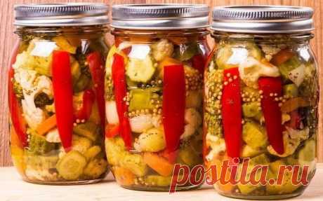 САМЫЙ ВКУСНЫЙ МАРИНАД ДЛЯ ОВОЩНОГО АССОРТИ.

Некоторое время назад этот рецепт был найден мною в интернете и теперь делаю только так.
Ассорти заливаю таким же маринадом.

Ингредиенты:
1 средняя луковица порезанная кольцами
1-2 зубчика чеснока порезанные
стебли укропа порезанные
5-8 штук черного перца горошком
2-3 штук гвоздики
5 лавровых листиков

Приготовление
Все это выложить на дно банки
Заложить овощи.
Залить кипятком и оставить на четверть часа.
Воду слить.

Маринад. ...