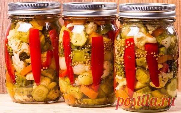 САМЫЙ ВКУСНЫЙ МАРИНАД ДЛЯ ОВОЩНОГО АССОРТИ.

Некоторое время назад этот рецепт был найден мною в интернете и теперь делаю только так.
Ассорти заливаю таким же маринадом.

Ингредиенты:
1 средняя луковица порезанная кольцами
1-2 зубчика чеснока порезанные
стебли укропа порезанные
5-8 штук черного перца горошком
2-3 штук гвоздики
5 лавровых листиков

Приготовление
Все это выложить на дно банки
Заложить овощи.
Залить кипятком и оставить на четверть часа.
Воду слить.

Маринад. ...