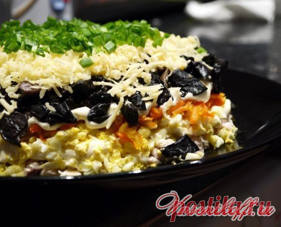 Салат "Нежный" с куриным филе, грибами и морковью
