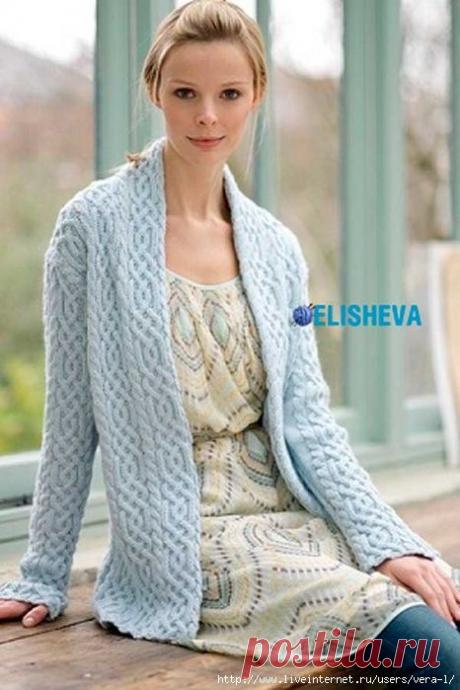 Женский красивый жакет c аранами от Debbie Bliss.