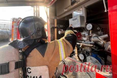 В Санкт-Петербурге локализован пожар в складском помещении. Здание загорелось рано утром в понедельник на площади 3,5 тысячи кв.м.
