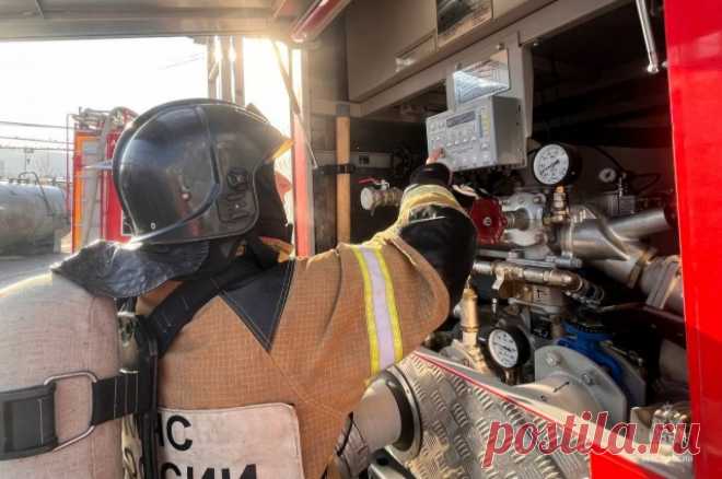 В Санкт-Петербурге локализован пожар в складском помещении. Здание загорелось рано утром в понедельник на площади 3,5 тысячи кв.м.