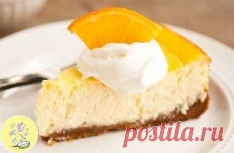 5 вкуснейших пирогов с калорийностью менее 100 ккал 
 Диетический творожник с апельсином
 На 100 гр - 78 ккал  белки - 11  жиры - 2  углеводы - 3 
Если к вам нежданно нагрянули гости или просто хочется чего-то вкусненького, испеките творожник по нашему рецепту! Этот нежный, воздушный и низкокалорийный десерт создаст в вашем доме атмосферу уюта даже в хмурый осенний день!
Ингредиенты:
• Творог обезжиренный 0.5 кг
• Куриные яйца 3 шт.
• Апельсин 1 шт.
• Йогурт на