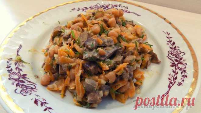 Салат из фасоли с куриной печенью и морковью. Видео рецепт Продукты для приготовления салата:300 гр. куриной печени1 банка консервированной белой фасоли (430 гр)2 небольшие луковицы2 средних моркови2-3 зубчика чеснока1 пучок укропасоль по вкусурастительное ма...