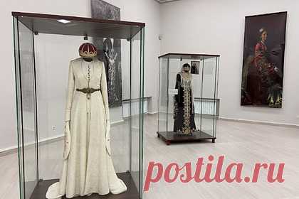 В Карачаево-Черкесии открылась выставка национальных платьев. В столице Карачаево-Черкесии Черкесске открылась выставка «Фащэм и гуащэ», на которой представлены адыгские национальные костюмы. Как отмечается, основой экспозиции стали традиционные платья, в которых девушки выходили замуж. Всего посетители смогут увидеть десять нарядов, выполненных в традиционной технике.