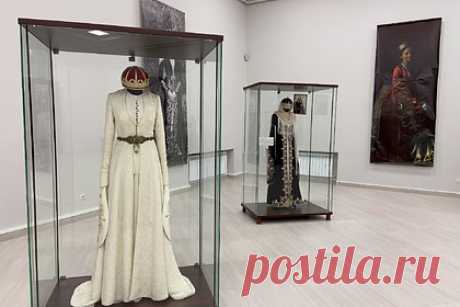 В Карачаево-Черкесии открылась выставка национальных платьев. В столице Карачаево-Черкесии Черкесске открылась выставка «Фащэм и гуащэ», на которой представлены адыгские национальные костюмы. Как отмечается, основой экспозиции стали традиционные платья, в которых девушки выходили замуж. Всего посетители смогут увидеть десять нарядов, выполненных в традиционной технике.