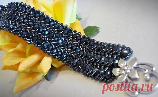 Стильный браслет с использованием бисера и бусин
