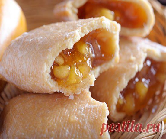 Яблочные пирожки с грецкими орехами.