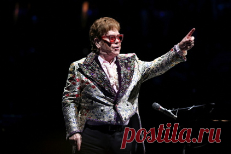 Элтон Джон заразился коронавирусом. Британский певец Элтон Джон заразился коронавирусом, из-за чего был вынужден перенести ряд концертов в США. «Перенос шоу всегда доставляет большое разочарование, я извиняюсь перед теми, кому был причинен дискомфорт, но я хочу сберечь себя и свою команду», — отметил музыкант.